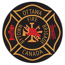 Des outils de lutte contre l'incendie superposés, dont une hache, une échelle et un casque, sont centrés dans l'écusson, avec une bouche d'incendie rouge et une échelle rouge à gauche et à droite respectivement. Les mots du logo comprennent Bytown Fire Brigade, Ottawa, Canada. Le tout sur fond noir avec des lettres dorées.